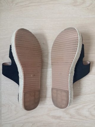 Sandalias negras con hebillas