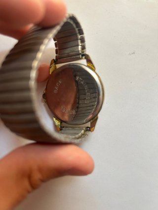 Reloj JK dorado y rojo