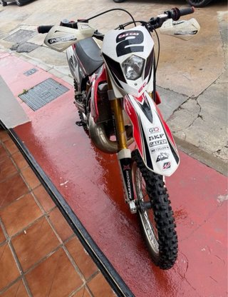 Moto Gas Gas Enduro Roja y Blanca