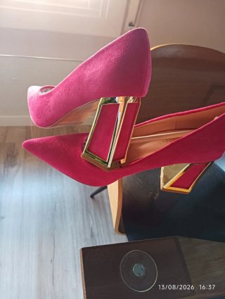 Zapatos Fucsia con tacón Dorado talla 38