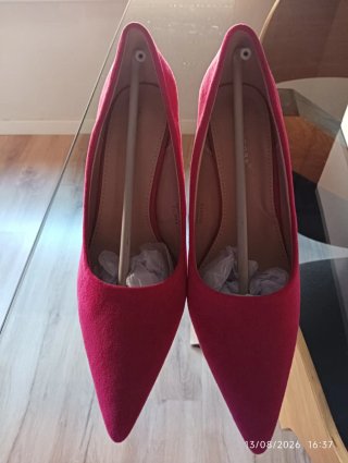 Zapatos Fucsia con tacón Dorado talla 38