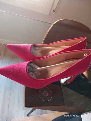 Zapatos Fucsia con tacón Dorado talla 38