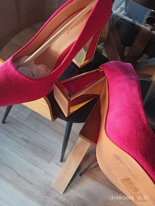 Zapatos Fucsia con tacón Dorado talla 38