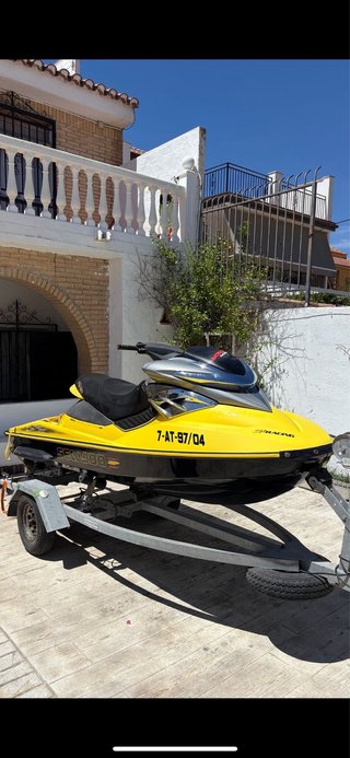 Moto de agua Sea-Doo amarilla y negra