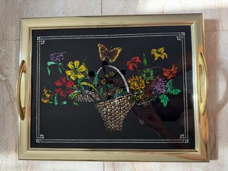 Bandeja antigua con flores y mariposa