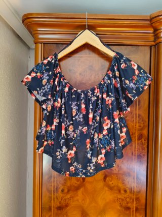 Camiseta Bershka flores talla L