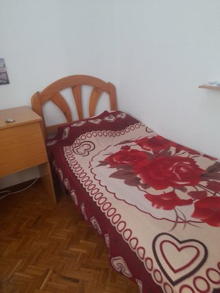 Se alquila habitación en  barrio venecia