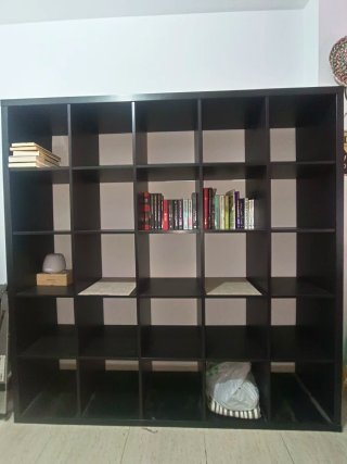 Estantería negra de madera