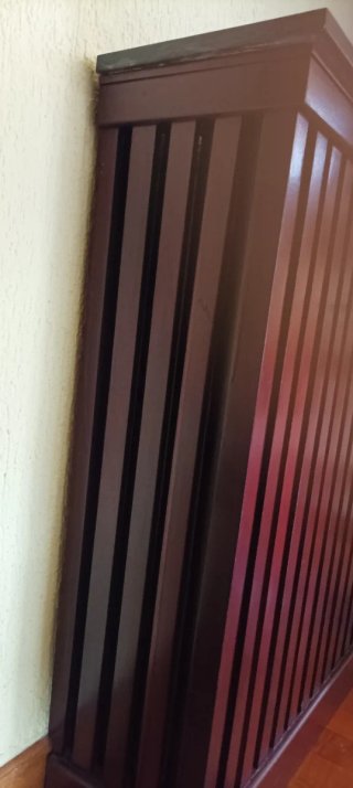 Cubreradiador de madera con tapa de mármol