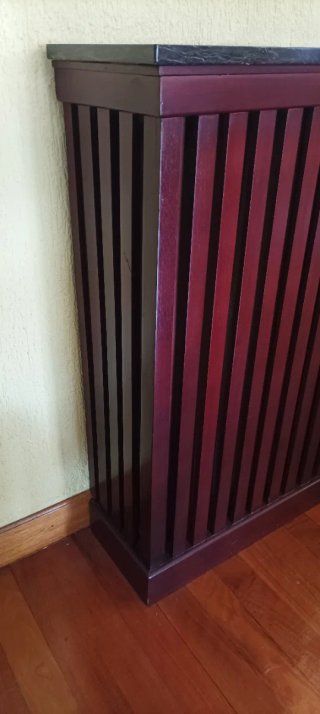 Cubreradiador de madera con tapa de mármol