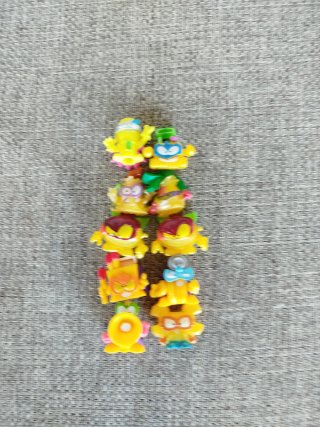 Figuras de colección amarillas