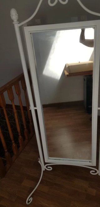 Espejo de pie blanco con detalles