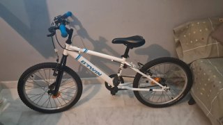 Bicicleta infantil B'TWIN blanca y azul