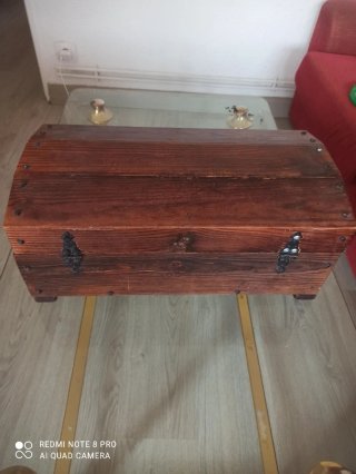 Cofre antiguo de madera y metal