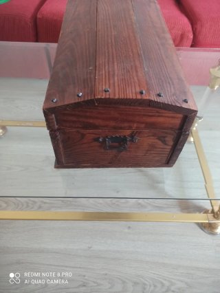 Cofre antiguo de madera y metal