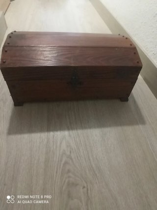 Cofre antiguo de madera y metal