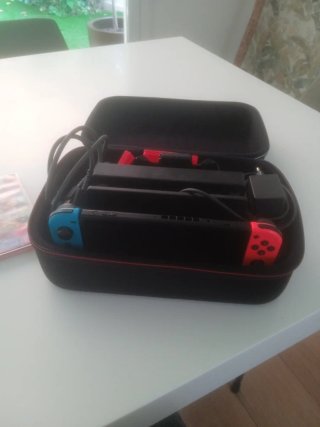 Nintendo Switch con 5 juegos Y maleta Negociable