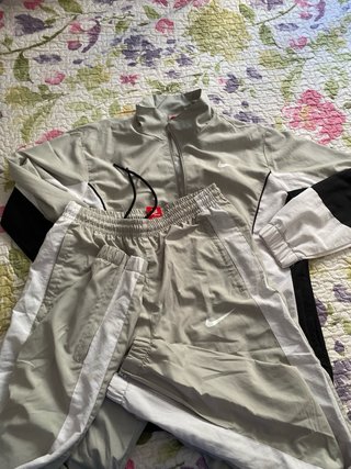 Chaqueta deportiva Nike gris y blanca