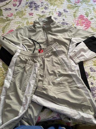 Chaqueta deportiva Nike gris y blanca