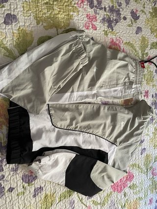 Chaqueta deportiva Nike gris y blanca