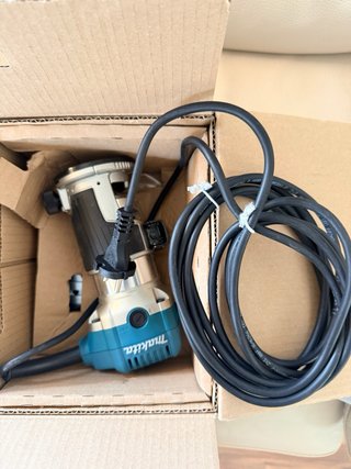 NUEVA Makita RT0700C Fresadora/Recortados