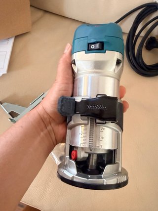NUEVA Makita RT0700C Fresadora/Recortados