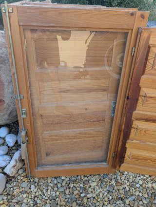 Ventanade madera rústica cuarto de baño