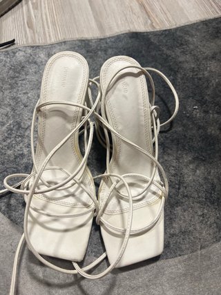 Tacones blancos atados al tobillo