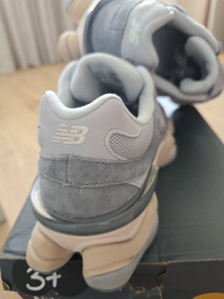 New Balance 9060 Gris y Beige