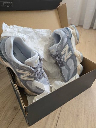 New Balance 9060 Gris y Beige
