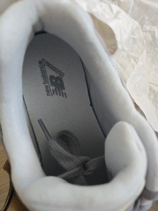New Balance 9060 Gris y Beige