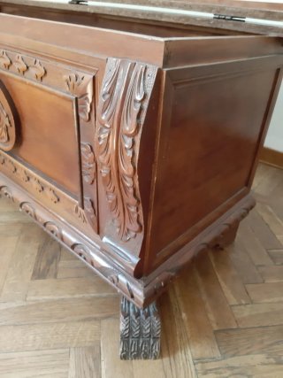 Cassapanca in legno massello intagliata