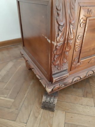 Cassapanca in legno massello intagliata