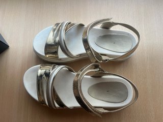 Sandalias Tommy Hilfiger Doradas y Blancas