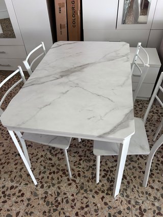 Mesa de comedor + 4 sillas nueva