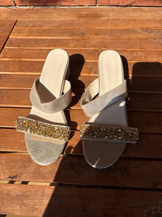 Sandalias doradas con pedrería