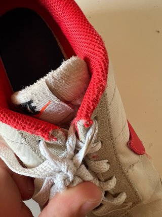 Nike Internationalist Beige y Rojo talla 36.5