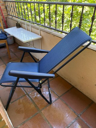Silla plegable azul y negra
