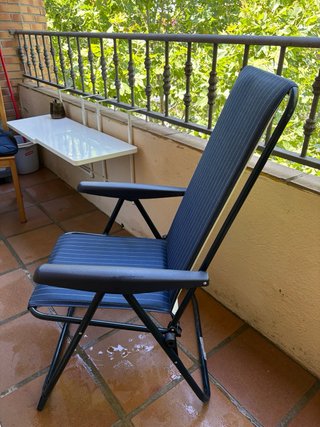 Silla plegable azul y negra