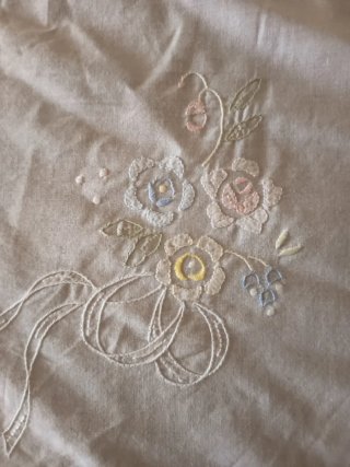 Mantel hecho a mano bordado y crochet