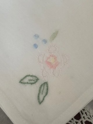 Mantel hecho a mano bordado y crochet