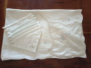 Mantel hecho a mano bordado y crochet