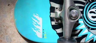 Tabla de skate con diseño llamativo