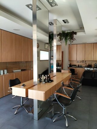 Salón de Peluquería totalmente equipada