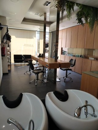 Salón de Peluquería totalmente equipada