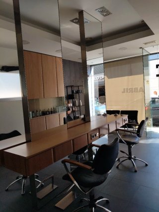 Salón de Peluquería totalmente equipada
