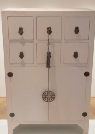 Mueble de estilo oriental acabado en blanco y oro