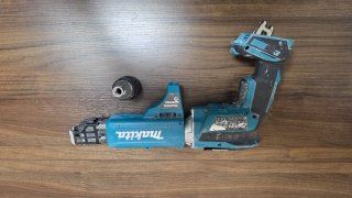 Atornillador Pladur Makita con accesorio