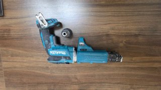 Atornillador Pladur Makita con accesorio