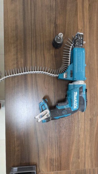 Atornillador Pladur Makita con accesorio